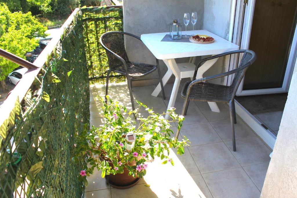 Sunčani privatni balkon studio apartmana u Omišu