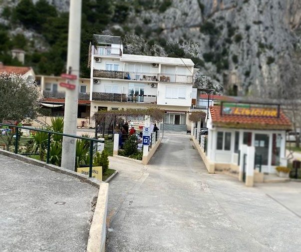 Kuća Apartments Nature na adresi Lisičina 2, podno omiških stijena