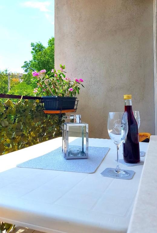 Stol na balkonu s pogledom na zelenilo – Apartments Nature, Omiš
